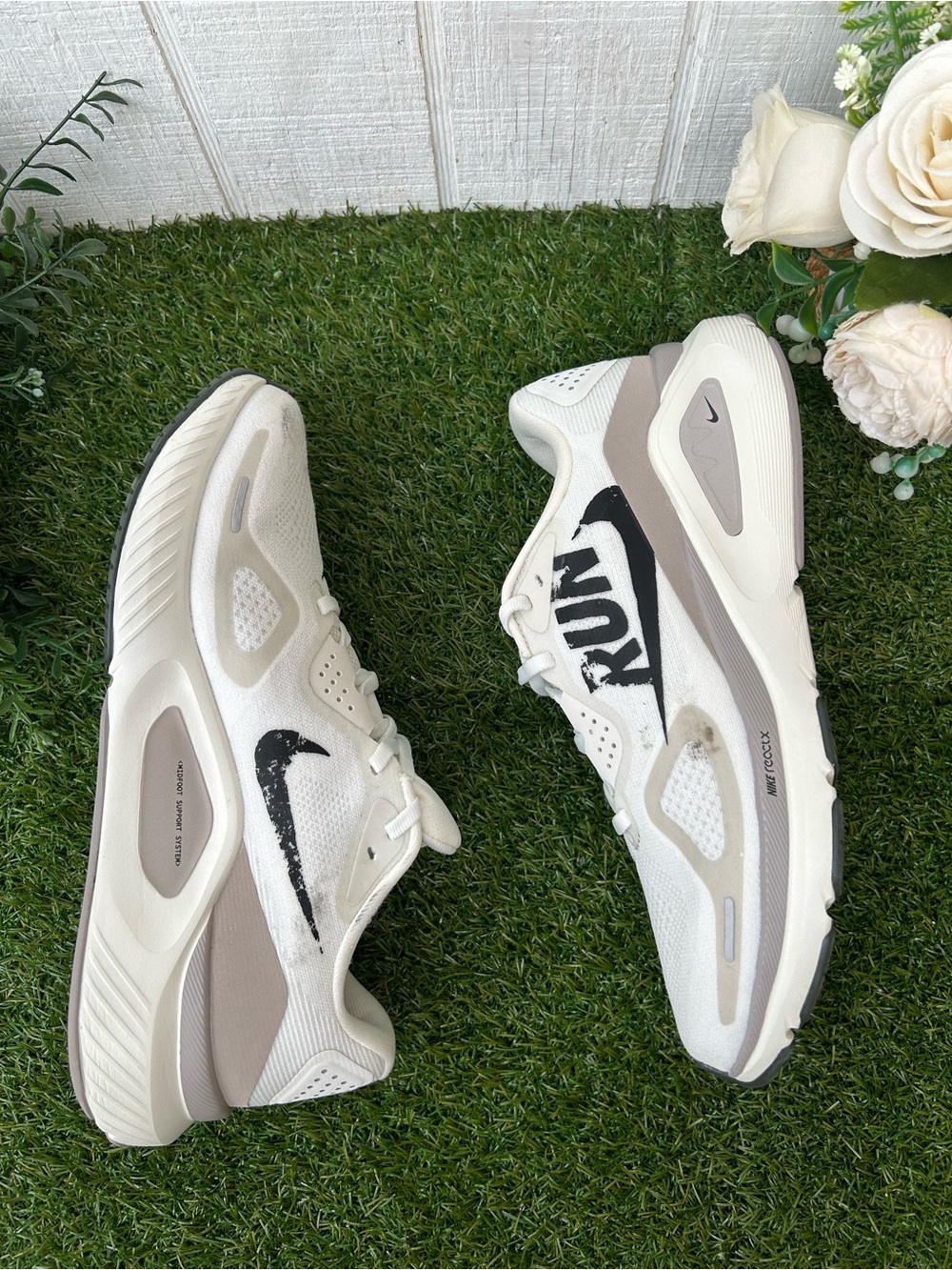 Nike Structure 26
$145 men size 8.5 gently used
Summit White/Black/Vast Grey